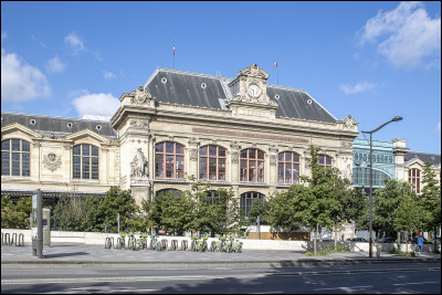 Quelle gare parisienne tient son nom d'une bataille napoléonienne ?