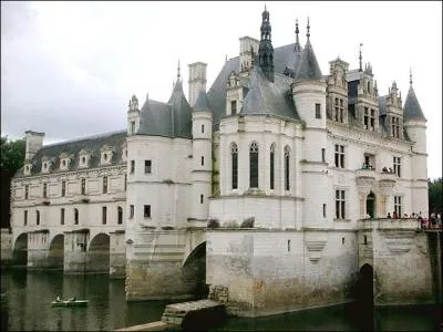 Le chteau de Chenonceaux a la particularit :