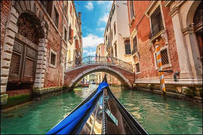 La chanson "Les Gondoles à Venise" est interprétée par Stone et Charden.