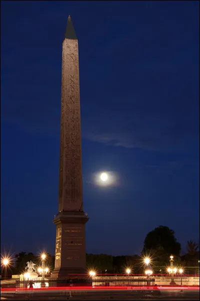 Que trouve-t-on au centre de la place de la Concorde à Paris ?