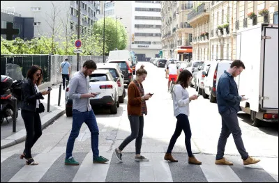 Les piétons dans la rue, les gens aux terrasses plongés dans leur smartphone ... c'était impossible avant ...