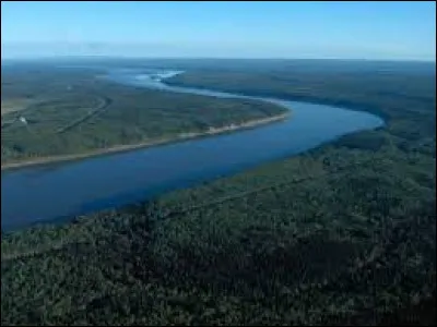 Avec 1 738 km, c'est le plus long fleuve canadien : il nait à la sortie du Grand lac des Esclaves et s'écoule vers le nord pour rejoindre, dans un vaste delta, la mer de Beaufort dans l'océan Arctique. Ce fleuve est le ...