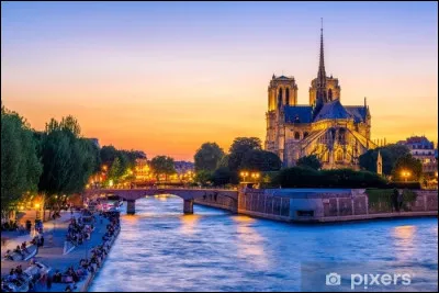 C'est à Viollet-le-Duc que l'on doit la restauration de Notre-Dame de Paris. Quel était le prénom de cet architecte de renom ?