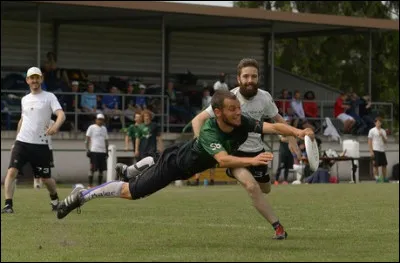 Quel est ce sport sans arbitre très pratiqué dans les écoles ?