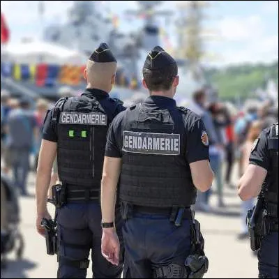 Quel type daménagement urbain possède une version surnommée gendarme couché ?