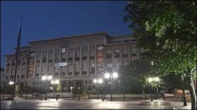 Dans quel département, de la région Île-de-France, se situe la ville de Poissy ? (Photo : son hôtel de ville.)