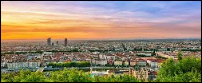 Commençons par ma ville de naissance, Lyon. 
Quels monuments, fleuves ou spécialités culinaires se trouvent là-bas ?