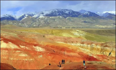 Cette République du centre-sud de la Sibérie, frontalière du Kazakhstan, de la Chine et de la Mongolie, est considérée comme la région d'origine de tous les peuples turcs actuels et doit son nom à une vaste chaîne montagneuse d'Asie centrale à cheval sur la Russie et les trois pays précités.