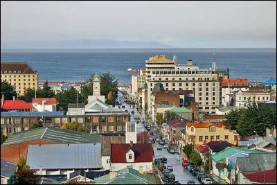 Quelle est cette ville chilienne de 130 000 habitants, située en Patagonie, à une latitude de 53°09 sud ?