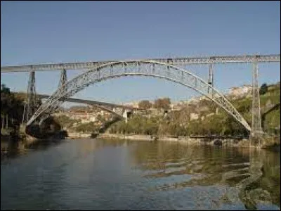 Le Viaduc Maria Pia est un pont de Gustave Eiffel. Où se trouve-t-il ?