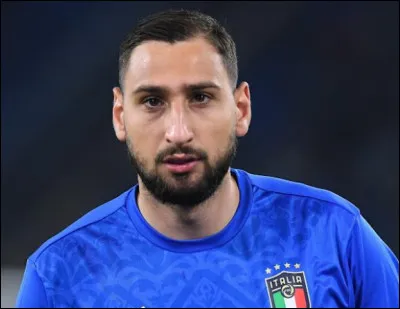 Dans quel club joue Donnarumma au poste de gardien de but ?