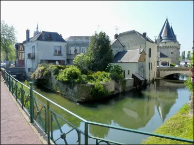 Cette ville de 8 800 habitants du département de la Sarthe, est située dans la région naturelle du Perche et traversée par l'Huisne : c'est ...