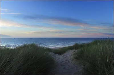 Une plage du Pas-de-Calais porte le nom d'un célèbre aviateur, 1er à avoir traversé la Manche en avion. Comment s'appelle-t-elle donc ?