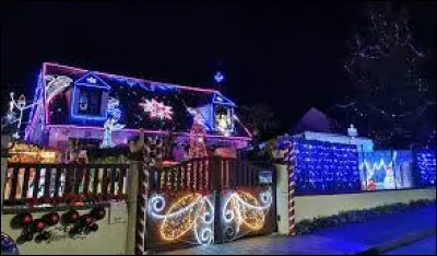 Nous démarrons ce tour de France avec ces illuminations à Brezolles. Commune du Centre-Val-de-Loire, dans l'arrondissement de Dreux, elle se situe dans le département ...