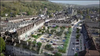 Cette petite sous-préfecture de 8 000 habitants du département de l'Eure, située dans la vallée de la Seine et connue pour la forteresse médiévale qui la domine, le Château-Gaillard, c'est ...