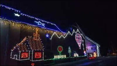 Je vous propose de commencer cette troisième partie devant cette belle maison illuminée de Roussennac. Village de l'aire d'attraction Ruthénoise, il se situe dans le département ...