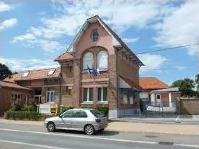 Notre dernière balade de l'année, et accessoirement de la semaine, du week-end et du mois, nous emmène dans les Hauts-de-France, à Avroult. Commune de l'aire d'attraction Audomaroise, elle se situe dans le département ...