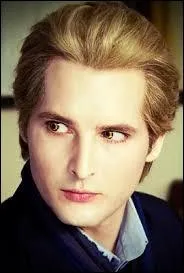 A tout seigneur tout honneur ; le patriarche, Carlisle. Dans quel(s) film(s) ou rle(s) a-t-on pu voir Peter Facinelli, qui joue Carlisle ?