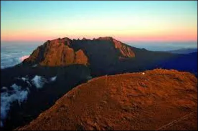 À combien de mètres le Piton des Neiges culmine-t-il ?