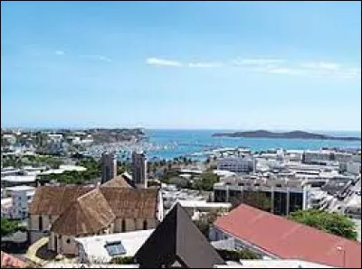 Nous commençons dans les îles, à Nouméa (Nouvelle-Calédonie), où les habitants portent le gentilé ...