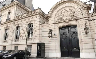 Je n'oserai tout de même pas l'affront de vous questionner sur ce célèbre palais à JT agités... Malgré cela, que peut-on faire comme remarque, à vue d'oeil, à propos de Matignon ?