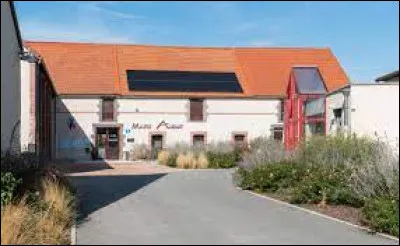 Aujourd'hui, nous démarrons notre balade en Auvergne-Rhône-Alpes, à Aubiat. Village de l'arrondissement de Riom, dans la plaine de la Limagne, il se situe dans le département ...