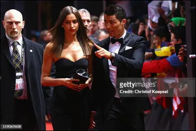 Cette célèbre mannequin russe est souvent photographiée dans les tribunes des matchs de football, ajoutant glamour et charme aux événements sportifs. Qui est-elle ?