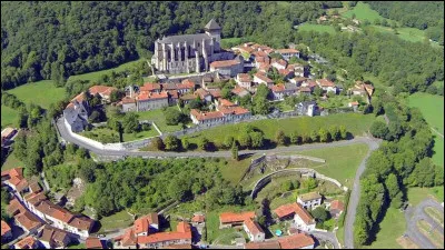 Quel est ce tout petit village, qui fut une colonie romaine prospère, dont les pierres des bâtiments furent utilisées pour construire la cité médiévale et la cathédrale Notre-Dame ?