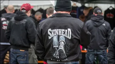 En quelle année les premiers skinheads sont-ils apparus en France ?