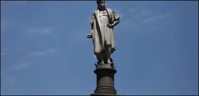 Au milieu d'une place publique, vous voyez une statue d'un homme historique qui est réputé pour être un colonialiste et un esclavagiste. Il est aussi connu comme étant un homme politique qui a fait rayonner la France à l'international. Qu'est-ce que vous inspire cette statue ?