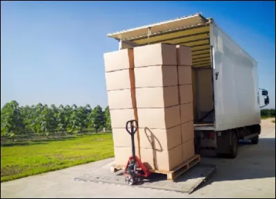 Le camion a déversé sa cargaison.