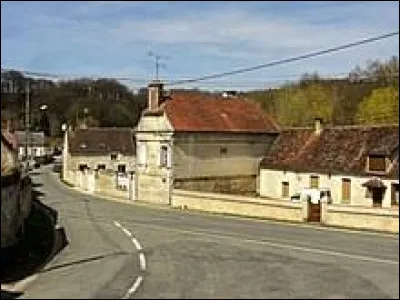 Aujourd'hui je vous propose de commencer notre balade dans les Hauts-de-France, à Ansacq. Village de l'arrondissement de Clermont, traversé par le Rû de Moineau, il se situe dans le département ...