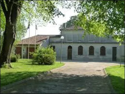 Je vous propose de commencer notre balade à Bonneville. Ancienne commune Charentaise, elle se situe en région ...