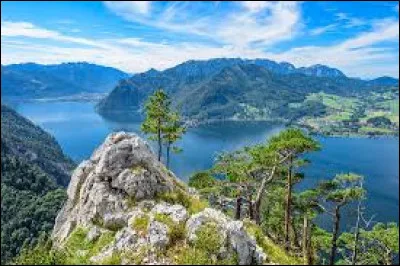 Où se situe le lac Traunsee ?