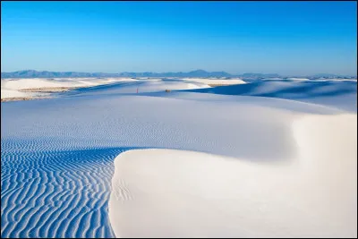 Dans le désert [...], le sable doré s'étendait à perte de vue.