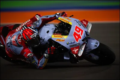 Rappelons-nous dabord ce qui sest passé lannée dernière sur cette piste du Qatar, en MotoGP. Nous étions en pleine bataille pour le titre. Jorge Martín, comme à son habitude, a pris de lavance en sprint pour remporter cette course, mais lhistoire ne s'est pas répétée le dimanche : par qui Bagnaia s'est-il fait doubler ?