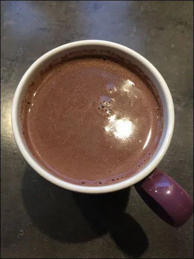 Tu es dans ton collège avec un chocolat chaud quelqu'un arrive en courant et te le renverse dessus ? que fais-tu ?