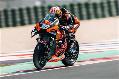 Nous allons commencer par les plus jeunes avant de nous attaquer aux plus anciens, cet homme na pas encore pris sa « vraie » retraite et roule comme pilote dessai pour la marque KTM, cest