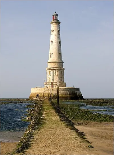 Sa construction a duré 27 ans, il a été mis en service en 1611. De quel phare s'agit-il ?