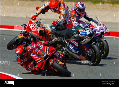 Revenons sur ce qui sétait passé sur cette piste lannée dernière, vous vous souvenez certainement de cette chute, Márquez et Olivera sont tombés, quel pilote Márquez avait-il percuté avant de chuter ?