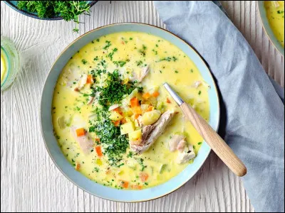 Quel est ce plat flamand préparé à base de poisson ou de poulet et cuit dans un bouillon lié à la crème ?