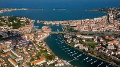 Cette ville de 14 000 habitants située sur la côte basque, c'est Saint ... de Luz