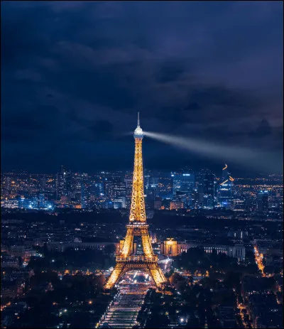 La tour Eiffel est un monument se trouvant...