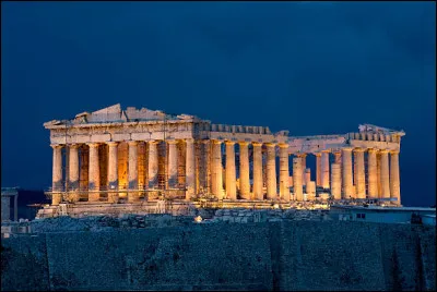 À Athènes, quel monument peut-on admirer au sommet de l'Acropole ?