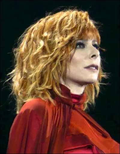 À la trentième place de ce classement, nous retrouvons Mylène Farmer, une chanteuse française et...