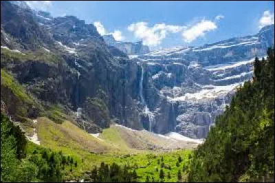 Dans quel massif montagneux trouve-t-on le cirque de Gavarnie ?