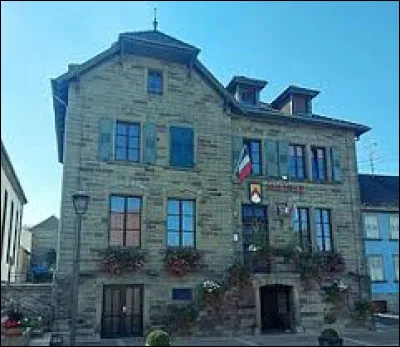 Nous démarrons notre promenade dans le parc naturel régional des Vosges du Nord, à Adamswiller. Village de l'arrondissement de Saverne, il se situe dans le département ...