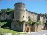 Ses rues troites et sinueuses grimpent au-dessus des quais de la Garonne. Une ancienne abbaye bndictine et un htel de ville roman, offert par Richard Coeur de Lion.