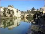 C'est la fine fleur du pays d'Albret au bord de la Base. Le pont vieux et les bteaux, le chteau d'Henri IV (13e s. ), la promenade de la Garenne, ombrage, au bord de l'eau.