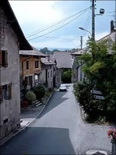 Nous démarrons notre périple dans la rue principale de Clermont. Village de l'arrondissement de Saint-Julien-en-Genevois, il se situe dans le département ...